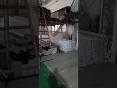 Instalación vertical de una rejilla de aluminio con ventana corredera en el balcón