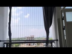 Ventana de balcón con riel de aluminio y rejilla invisible