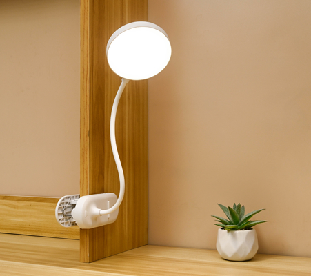 Lámpara de mesa ajustable con tres niveles de brillo para un ambiente acogedor