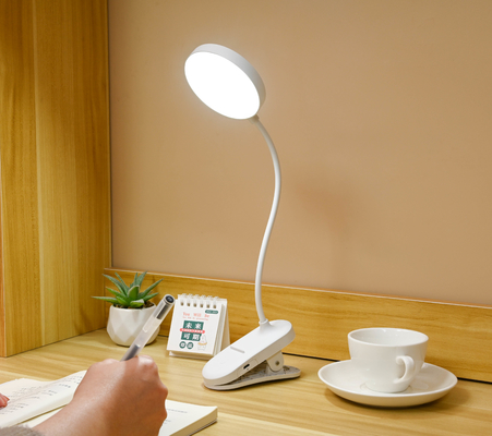 Lámpara de mesa ajustable con tres niveles de brillo para un ambiente acogedor