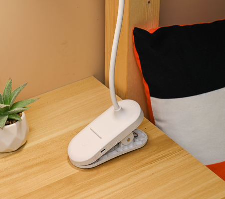 Lámpara de mesa ajustable con tres niveles de brillo para un ambiente acogedor