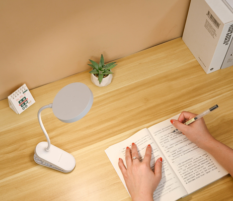 Lámpara de mesa ajustable con tres niveles de brillo para un ambiente acogedor