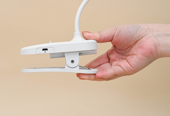 Lámpara de mesa de dormitorio ajustable con control táctil de brillo de tres niveles