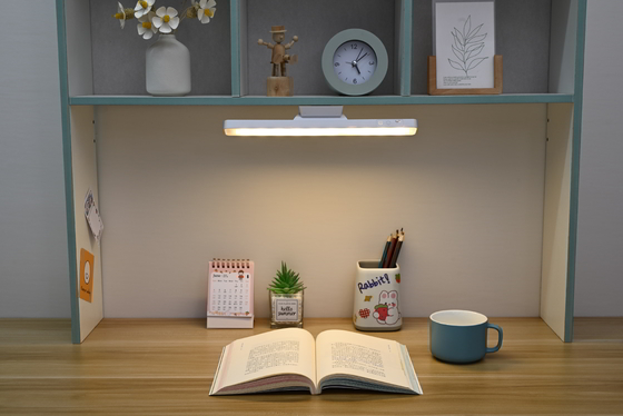 Lámpara de mesa LED con control táctil 5W con temperatura de color de 3500-6500K