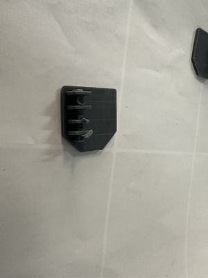 Cruce de clip de estilo simple como el de la imagen, diseñado para brindar soporte de cable duradero para sistemas de cableado complejos