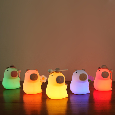 Diseño moderno lámpara nocturna de silicona capibara portátil USB recargable fuente de luz LED control táctil lámpara de animales para el dormitorio