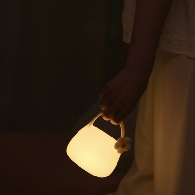 Logotipo personalizado Control táctil portátil de aplauso LED Luz nocturna Nuevo diseño Regalo de cumpleaños Dormitorio Silicona atmósfera USB recargable
