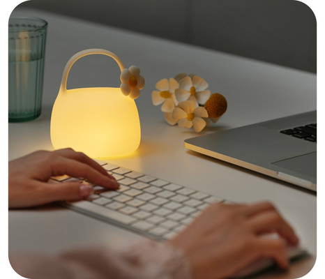 Lámpara portátil moderna y linda Lámpara de mesa LED de color blanco cálido para el dormitorio Material de silicona recargable USB