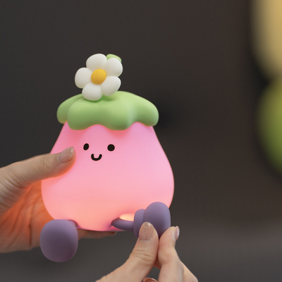 Fábrica mayorista de dibujos animados de silicona suave LED luces nocturnas lindas pequeñas berenjenas lámparas de cama portátil USB recargable lámparas nocturnas de dormitorio