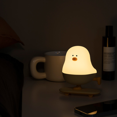 Moderno Recargable LED Skateboard Lámpara nocturna de pollo ABS Decoración de escritorio del dormitorio con energía táctil Regalo de vacaciones para los dormidos