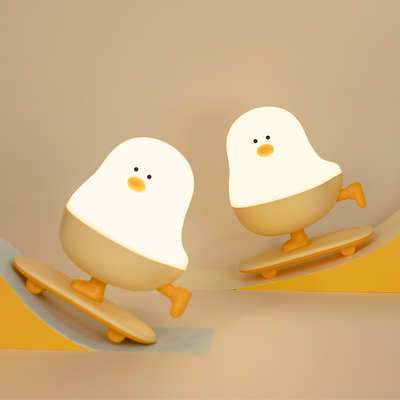 Moderno Recargable LED Skateboard Lámpara nocturna de pollo ABS Decoración de escritorio del dormitorio con energía táctil Regalo de vacaciones para los dormidos
