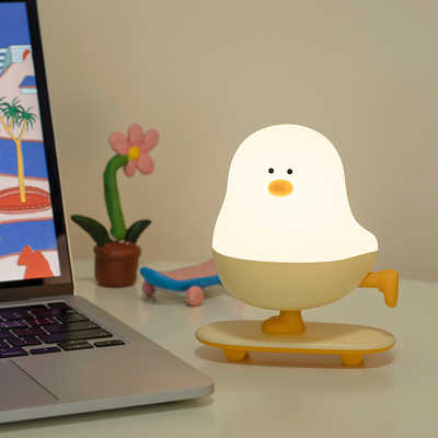 Moderno Recargable LED Skateboard Lámpara nocturna de pollo ABS Decoración de escritorio del dormitorio con energía táctil Regalo de vacaciones para los dormidos