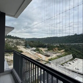 Solución de seguridad de malla transparente de baranda invisible que combina durabilidad y atractivo estético para edificios modernos