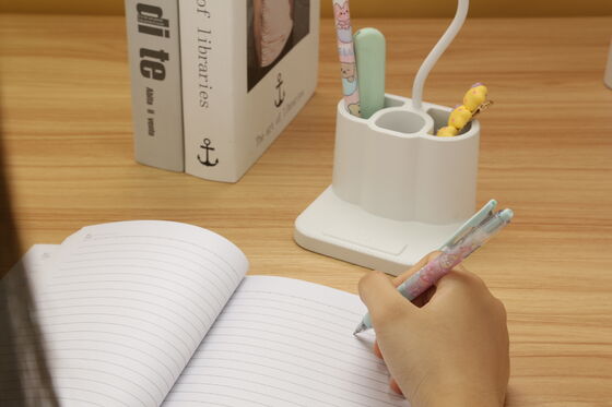 Lámpara de mesa LED de estudio diseñada para mejorar el ambiente del dormitorio que ofrece una construcción e iluminación duraderas con un embalaje compacto