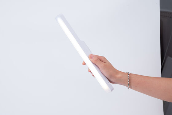 Lámpara de escritorio plegable de estilo moderno Ahorro de energía Brillo ajustable Adecuado para el estudio de oficina Solución de iluminación de lectura