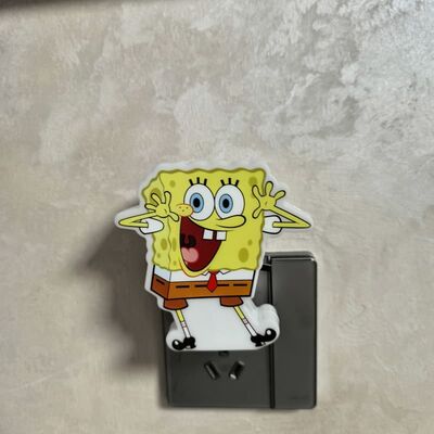 Enchufe de fuente de energía en la luz nocturna Voltado 110 240V proporcionando una iluminación constante y energética para múltiples configuraciones