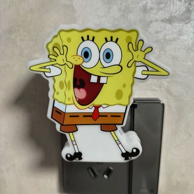 Enchufe de fuente de energía en la luz nocturna Voltado 110 240V proporcionando una iluminación constante y energética para múltiples configuraciones