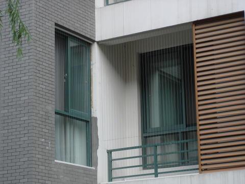 Distancia de alambre 12cm Ventanas de rejilla invisible Dirección de apertura horizontal malla protectora que ofrece soluciones de seguridad de ventanas