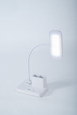 Lámpara de escritorio recargable con puerto de carga USB y tres niveles de brillo para la iluminación del espacio de trabajo