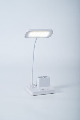 Lámpara de escritorio recargable con puerto de carga USB y tres niveles de brillo para la iluminación del espacio de trabajo