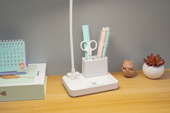 Lámpara de escritorio recargable con puerto de carga USB y tres niveles de brillo para la iluminación del espacio de trabajo
