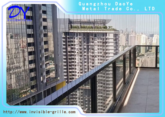 Grilla invisible de balcón diseñada para proporcionar soluciones de seguridad que se integran perfectamente con los diseños arquitectónicos modernos