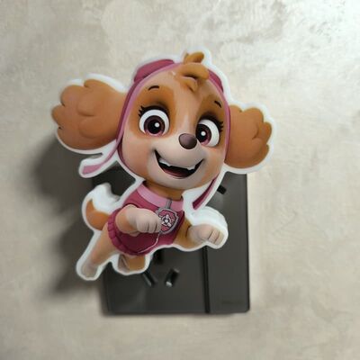 Lámpara de noche enchufable Fuente de alimentación Enchufe Bombilla LED que ofrece luz suave para dormitorios