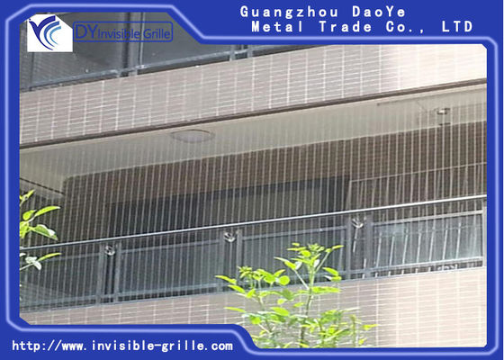 Proteja el animal doméstico de los niños para disfrutar de la vista de la parrilla invisible del balcón del valle de la costa de la ciudad