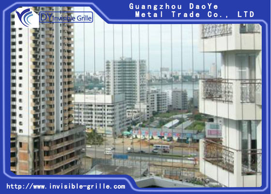 Parrilla invisible instalada como cercado que cerca con barandilla de la seguridad de la piscina de la verja de la escalera