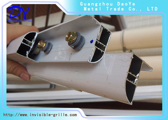 Vía de aluminio blanca del gris 1.5m m para la parrilla invisible de los niños